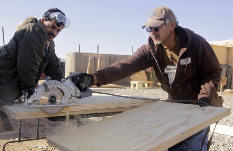 ebeniste-CAGNES SUR MER-min_men_working_construction_sawing_wood_building_marines_workers_equipment-1064481