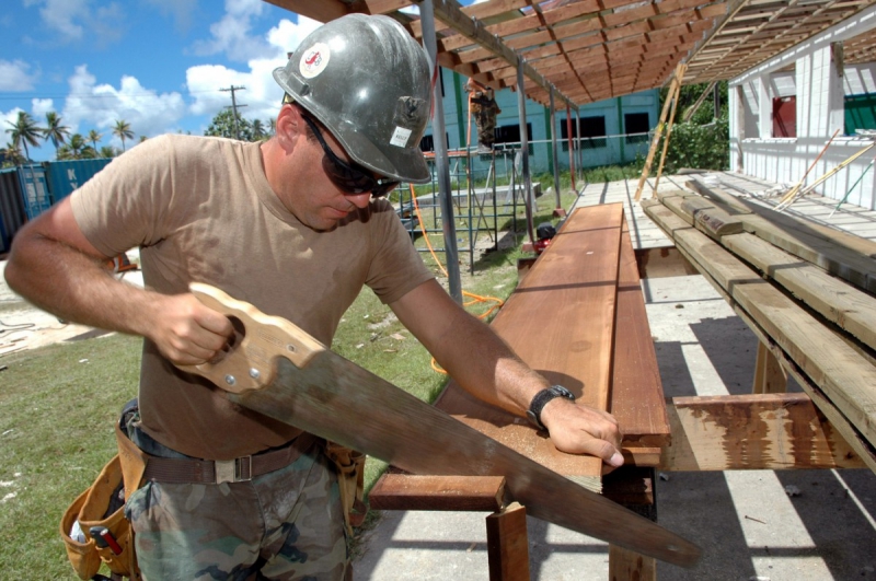 ebeniste-CAGNES SUR MER-min_worker_construction_building_carpenter_male_job_build_helmet-893290